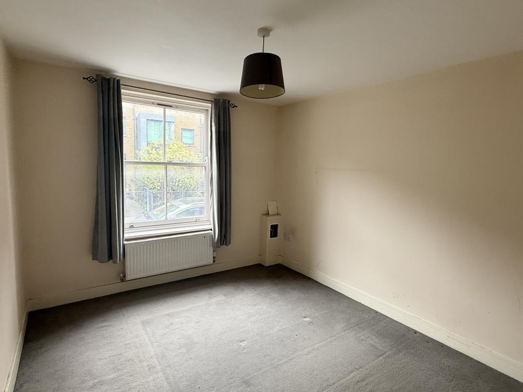 Lot: 117 - LARGE MODERN TOWN CENTRE BLOCK SEVEN FLATS FOR INVESTMENT - Bedroom in Flat 3
